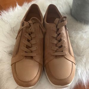 Vionic Abigail suede lace up sneaker (size 9)
